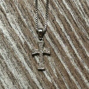Cross pendant necklace